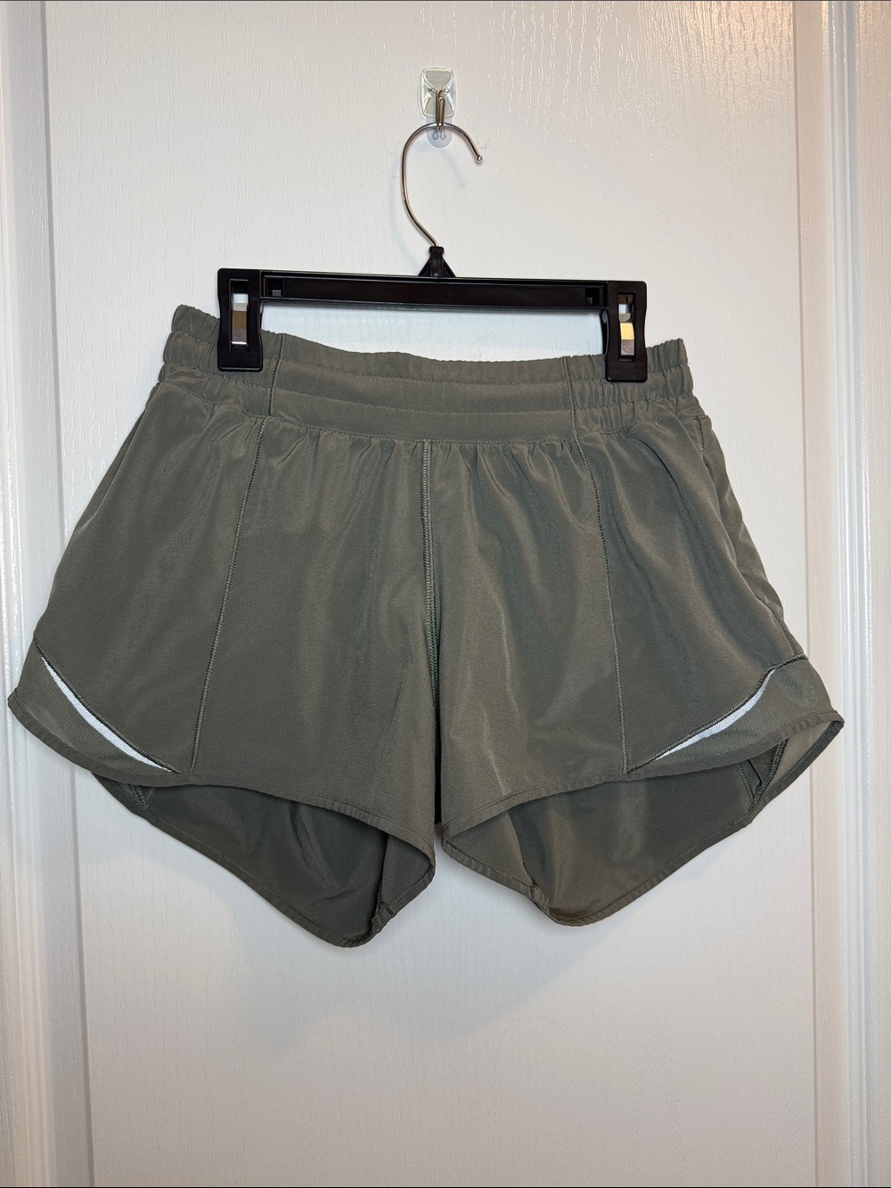 Lululemon Hotty Hot 4” Running Shorts Size 6 Tall olive Green Mesh Lined